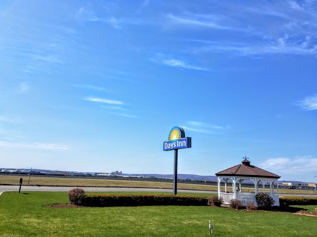 Days Inn By Wyndham Windsor Locks / Bradley Intl Airport Εξωτερικό φωτογραφία
