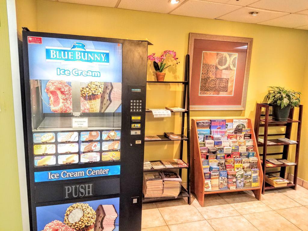 Days Inn By Wyndham Windsor Locks / Bradley Intl Airport Εξωτερικό φωτογραφία