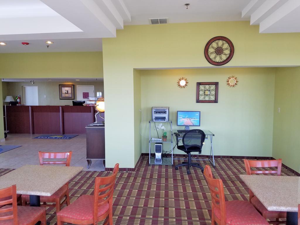 Days Inn By Wyndham Windsor Locks / Bradley Intl Airport Εξωτερικό φωτογραφία