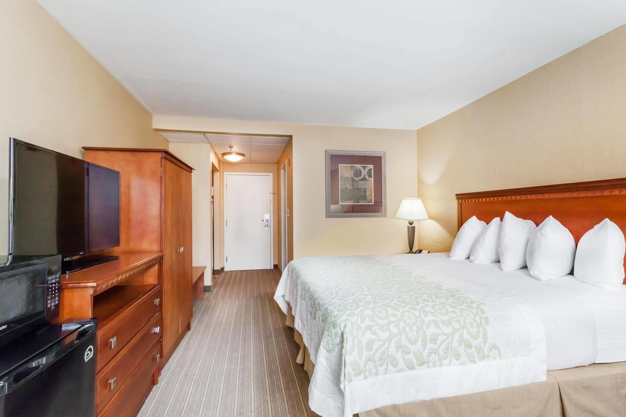 Days Inn By Wyndham Windsor Locks / Bradley Intl Airport Εξωτερικό φωτογραφία