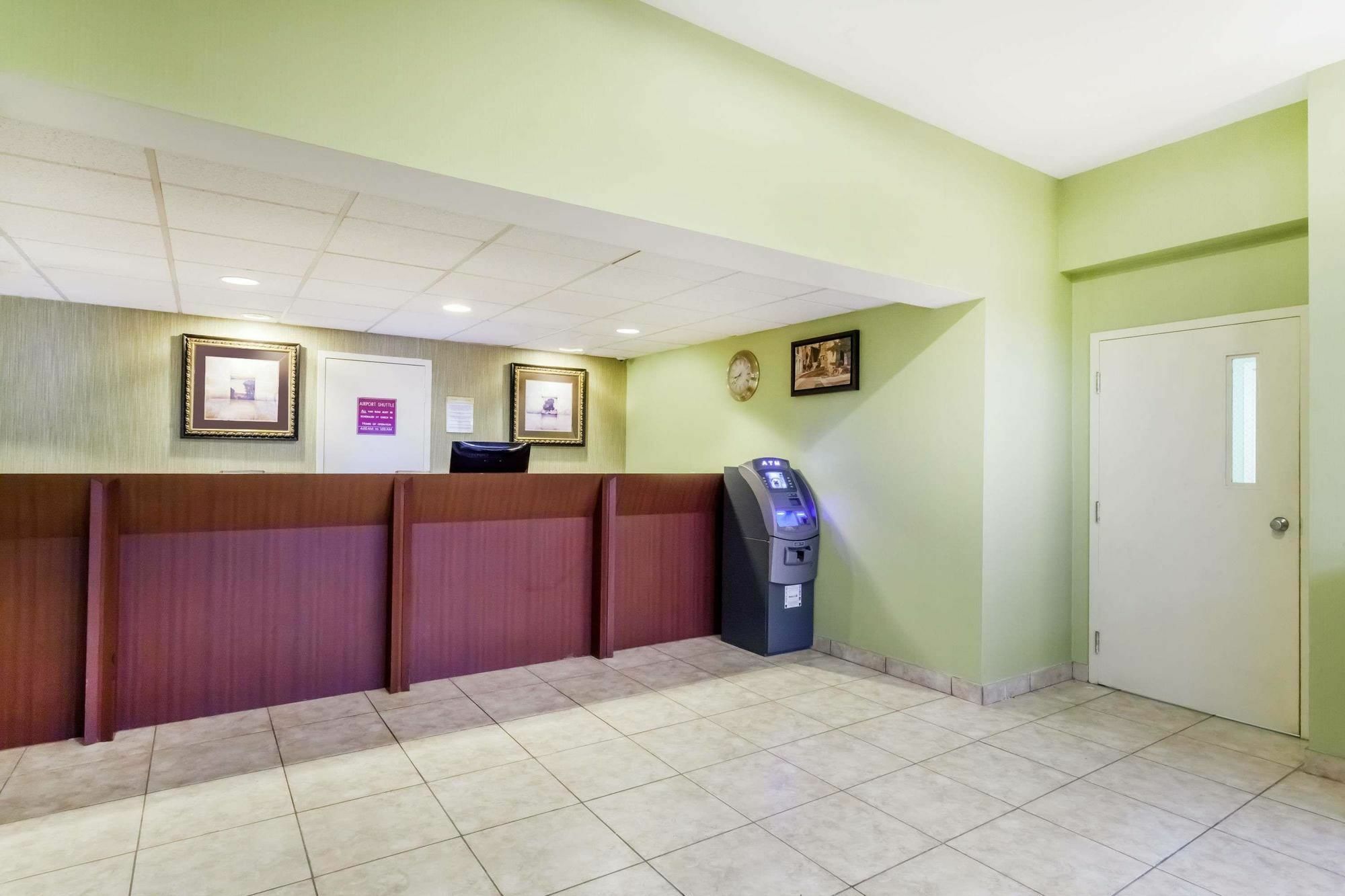 Days Inn By Wyndham Windsor Locks / Bradley Intl Airport Εξωτερικό φωτογραφία