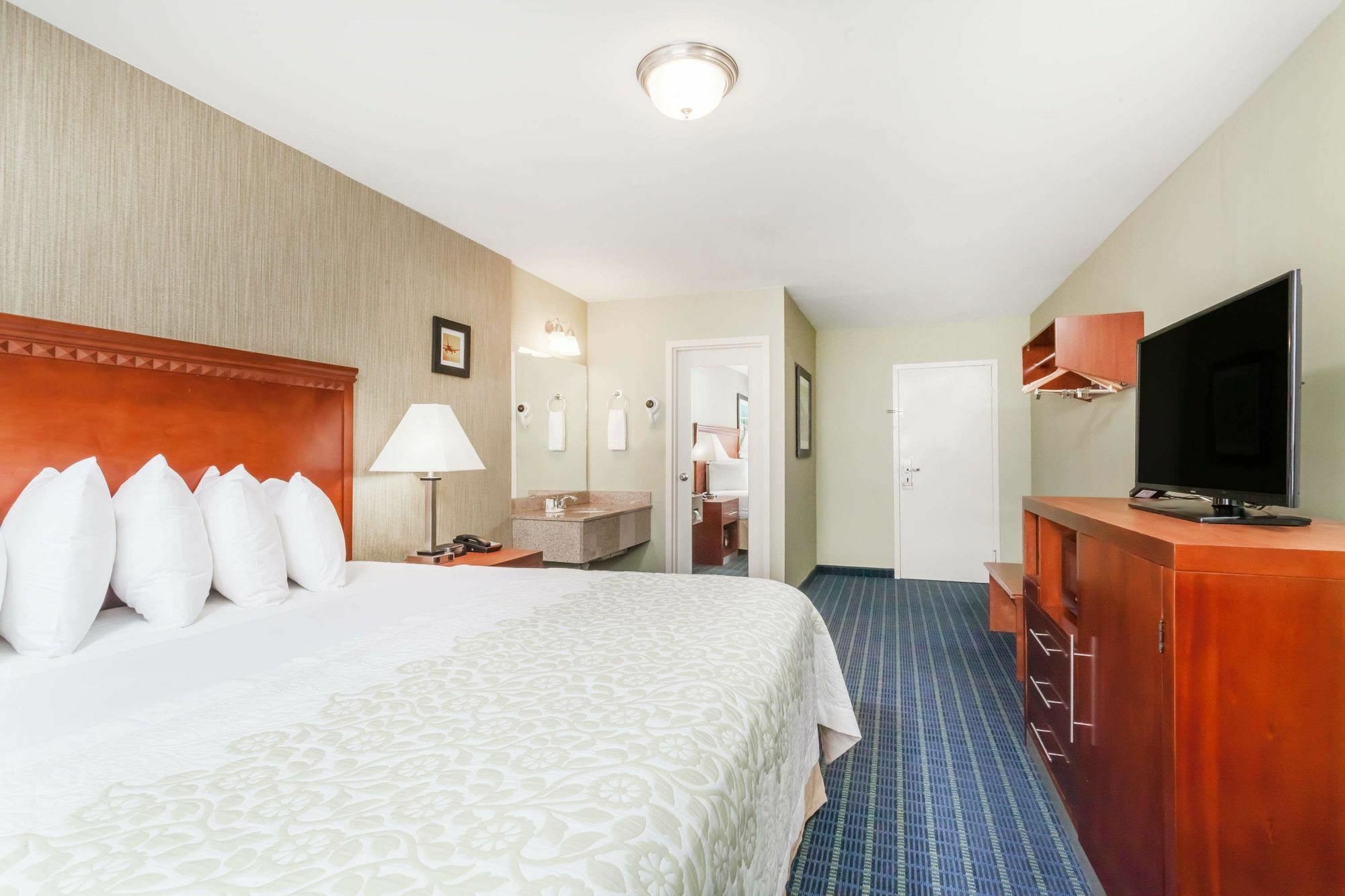 Days Inn By Wyndham Windsor Locks / Bradley Intl Airport Εξωτερικό φωτογραφία