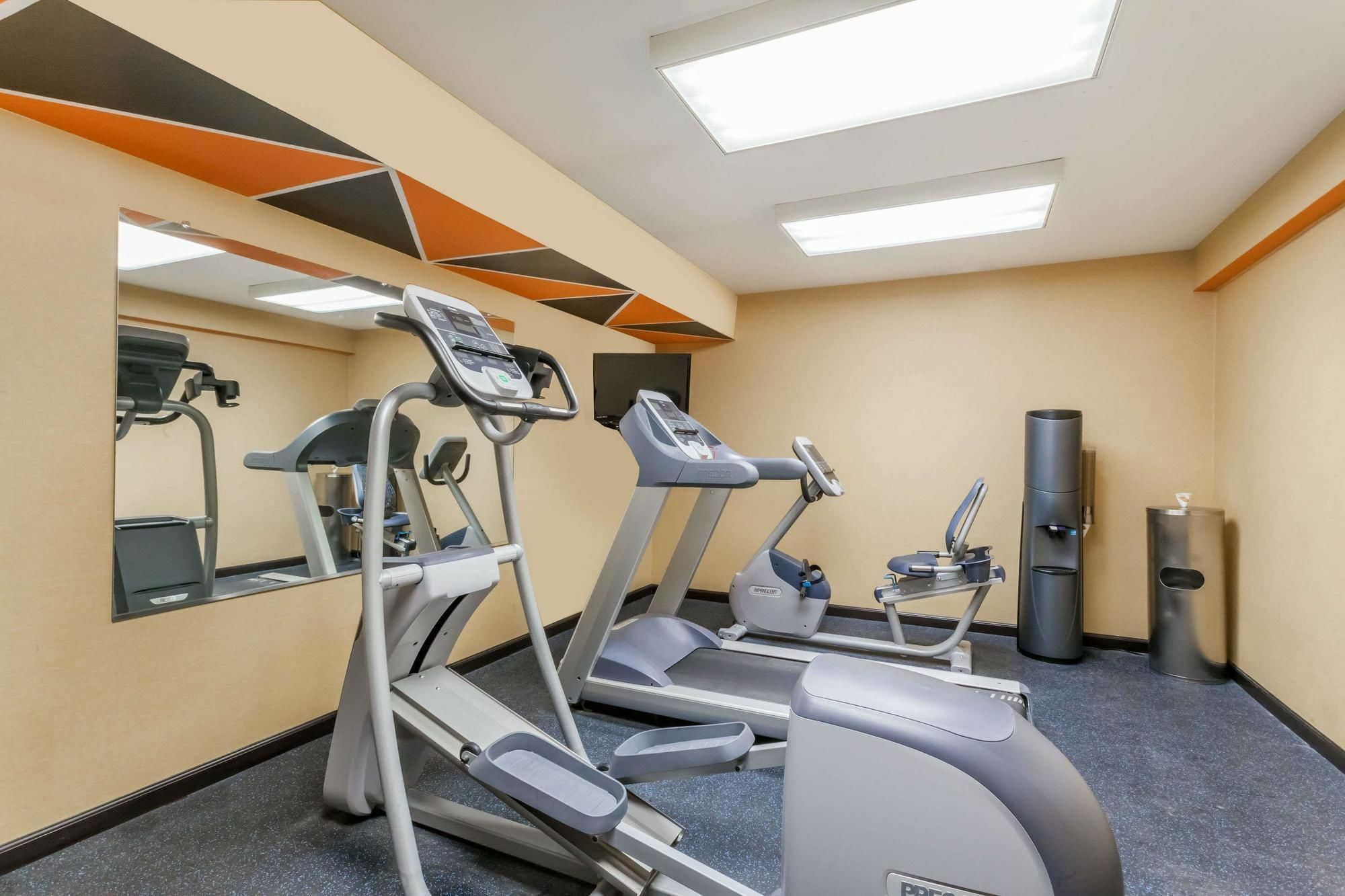 Days Inn By Wyndham Windsor Locks / Bradley Intl Airport Εξωτερικό φωτογραφία