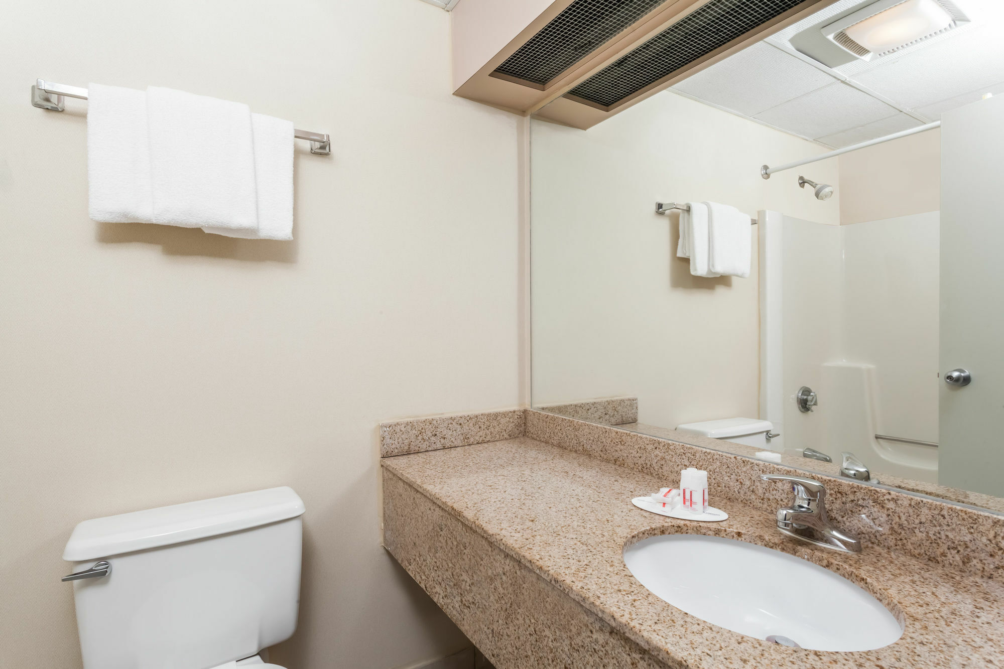 Days Inn By Wyndham Windsor Locks / Bradley Intl Airport Εξωτερικό φωτογραφία