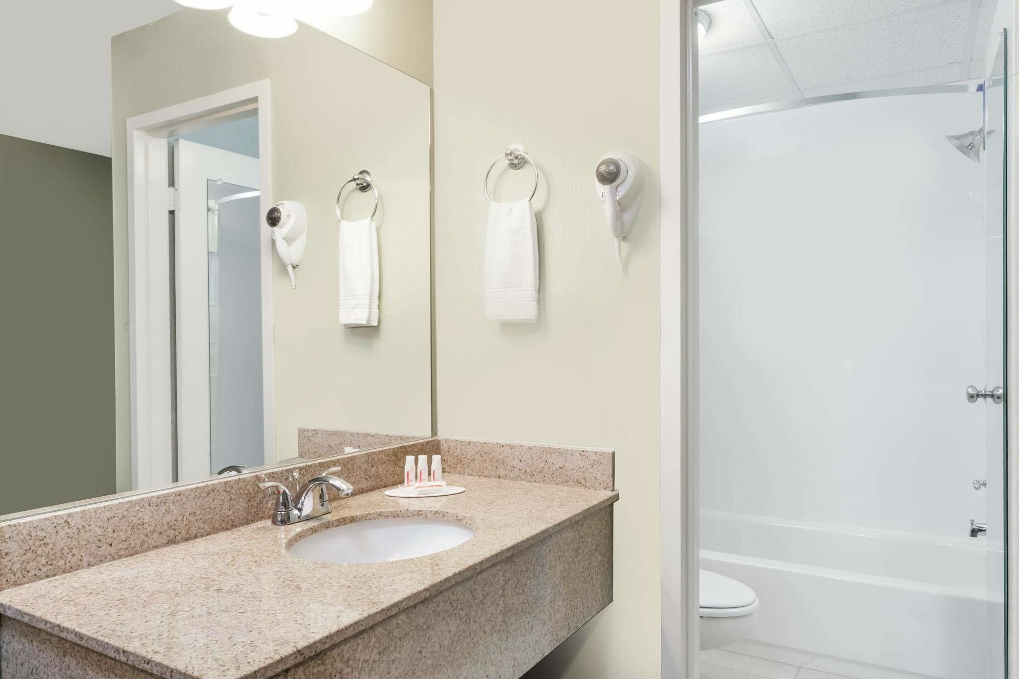 Days Inn By Wyndham Windsor Locks / Bradley Intl Airport Εξωτερικό φωτογραφία