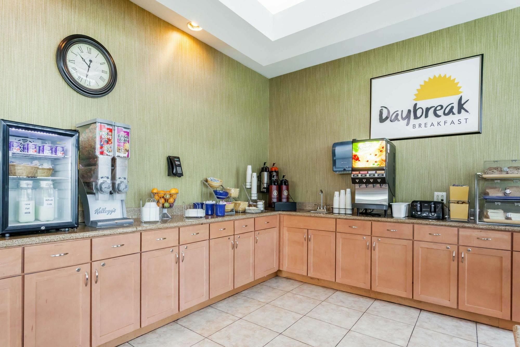 Days Inn By Wyndham Windsor Locks / Bradley Intl Airport Εξωτερικό φωτογραφία